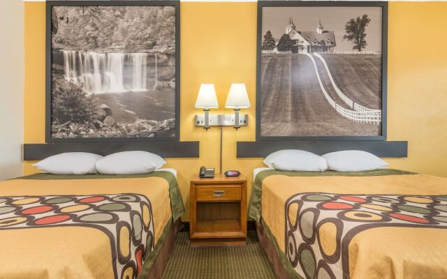 Super 8 Williamsburg