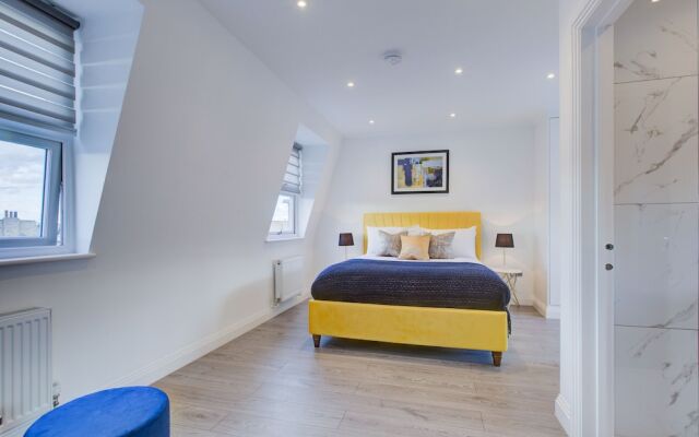 Contemporary 3-bed Apartment in Fulham, London