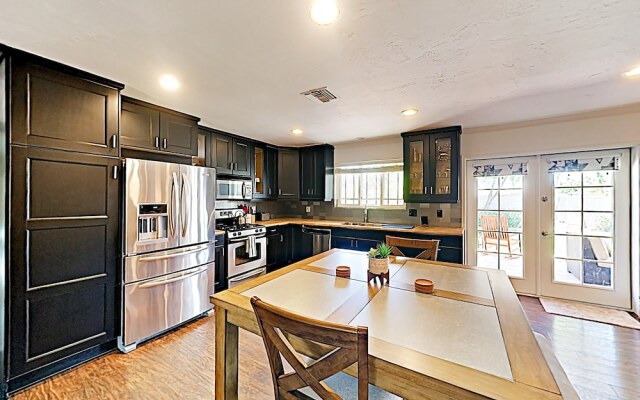 Stylish Desert Oasis - 3 Br Home
