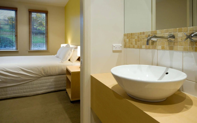 Queensberry Springs Villa 1 – Bathroom – Daylesford