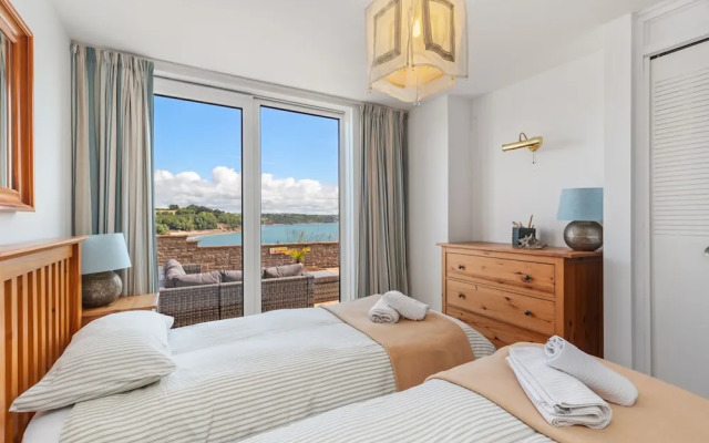 Captains View - Sea and Harbour Views Parking