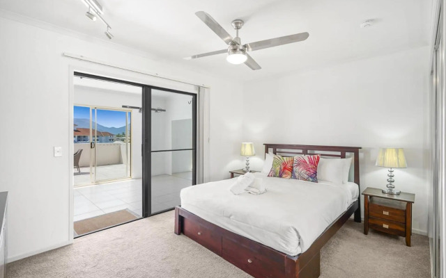 Belle Escapes - 404 The Edge Penthouse with Water Views