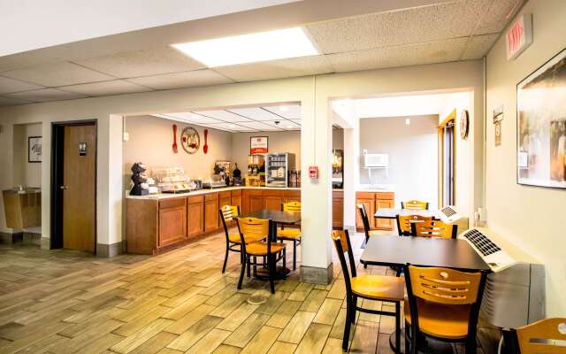Econo Lodge Watertown