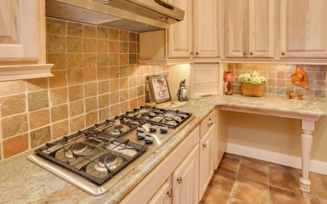 Beautiful Central Fayetteville Townhome w/ Views!