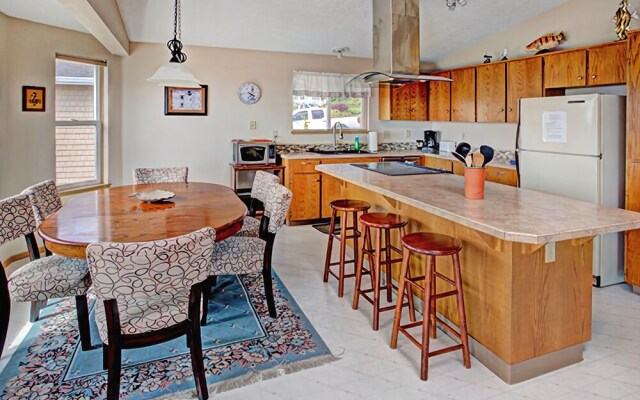 Oceanside Perch 3 Br home by RedAwning
