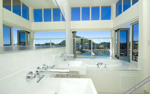 Beachside Magnetic Harbour Holiday Apartments