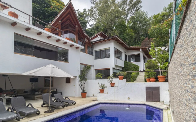 Lake view house with private pool