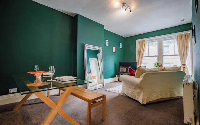 Host Stay Broadbanks Apartment
