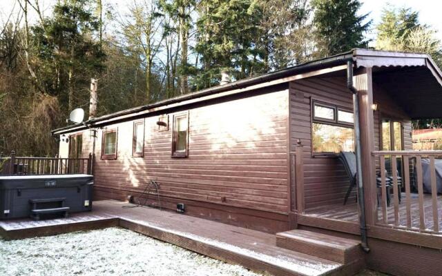 Stunning 4-bedroom Cabin With Hot Tub in Beattock!
