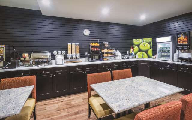 La Quinta Inn & Suites by Wyndham Brooklyn Central