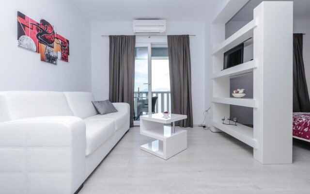 Nice Home in Sreser with Hot Tub, Sauna & WiFi