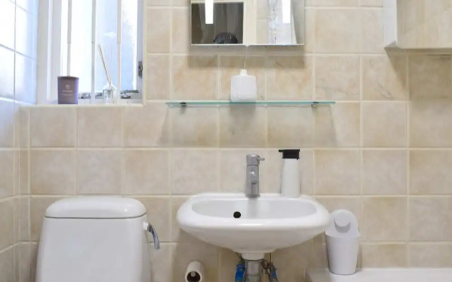 Charming 2 Bedroom Home 3 Near Arsenal Station
