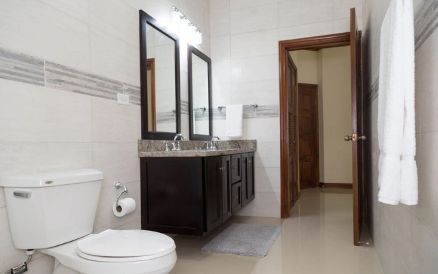 Luxury 3 Level Town House