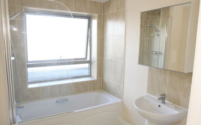 2 Bed Modern Apartment-Wilmington Close