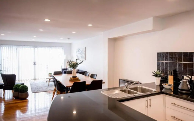 Chic Hobart Townhouse sleeps 9 - perfect location