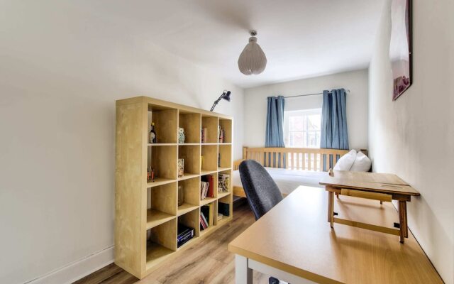 Converted Tea House With Retro Vibes In Lively Leith