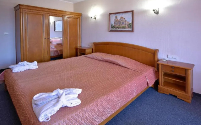 SG Estreya Palace