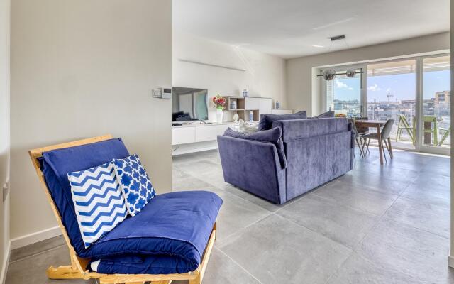 Stunning 3BR Apartment With Marina Views
