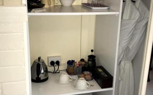 The Chalet Guesthouse And Studio