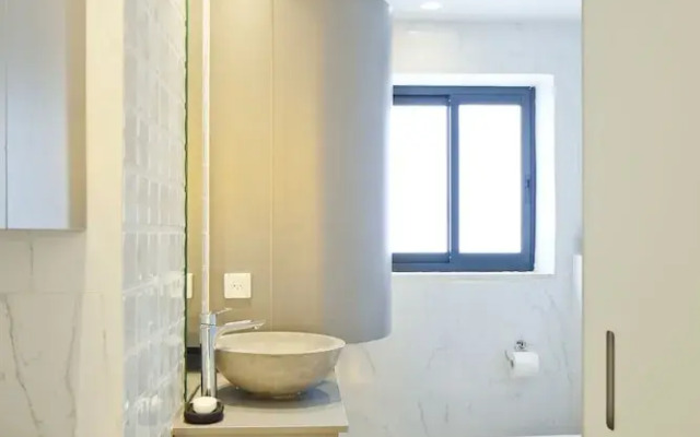 Elegant 2BR with Veranda by FeelHome