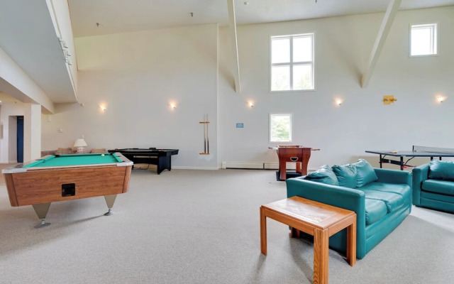 Ski-in/ski-out Magic Mountain Condo w/ Deck!