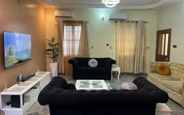 Luxury 4 BR Apt w Parking, Magodo Estate
