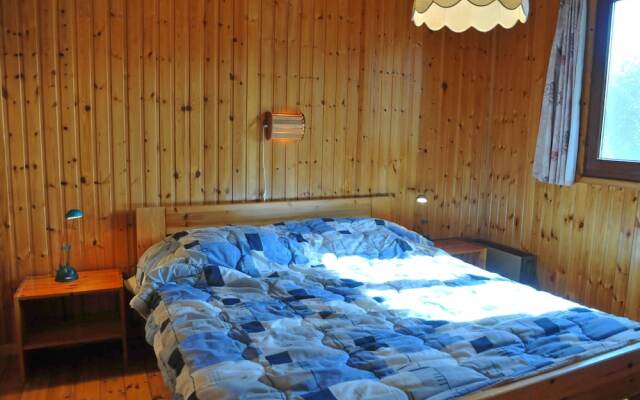 Cosy Chalet With Large Garden and Playground, Located at the Edge of the Forest