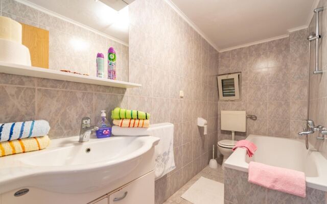 Stunning Home in Zavalatica With Wifi and 2 Bedrooms