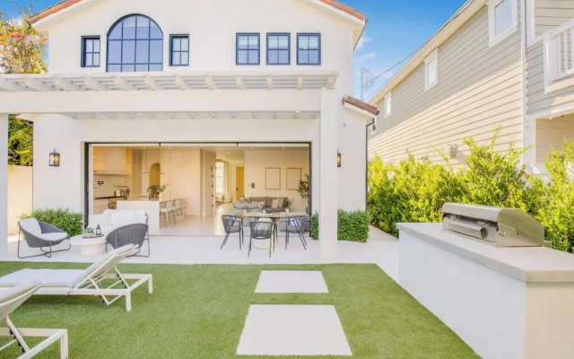 Villa Camellia - Charming 5 BR Home in the Heart of Studio City