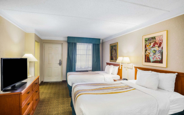 Super 8 by Wyndham Eagle Pass