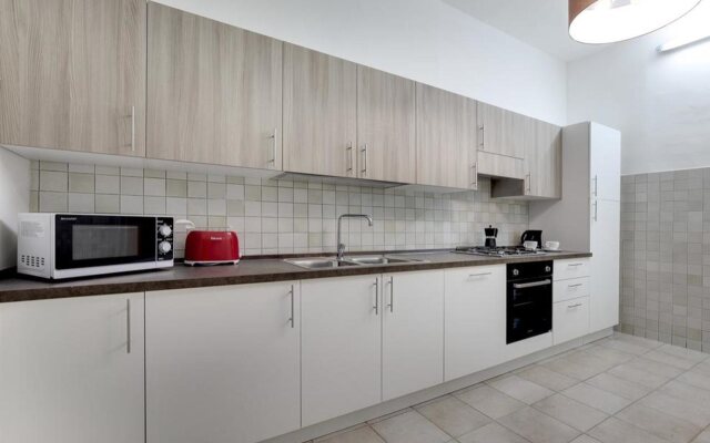 Accademia Opera Deluxe