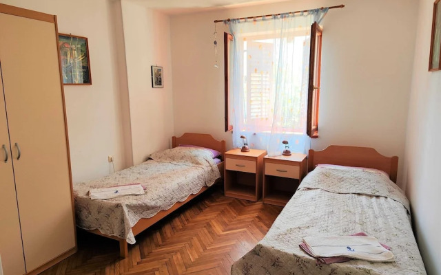 Comfortable Crikvenica Stay With Private Parking