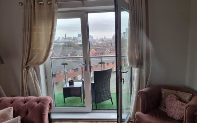 Impeccable 2 Bed Apartment In Salford