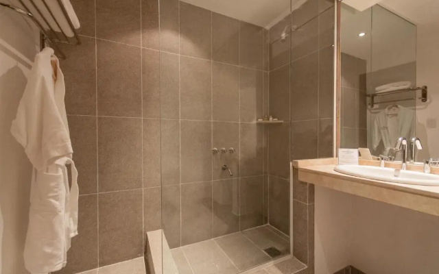 Howard Johnson Hotel & Convention Center Madariaga - Carilo