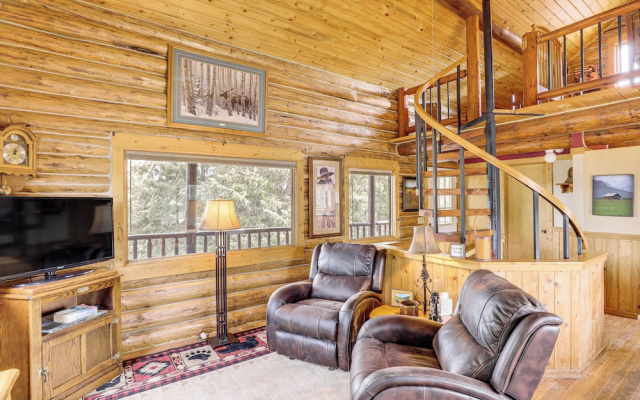Wild Adventures in Eureka! Amish-crafted Cabin