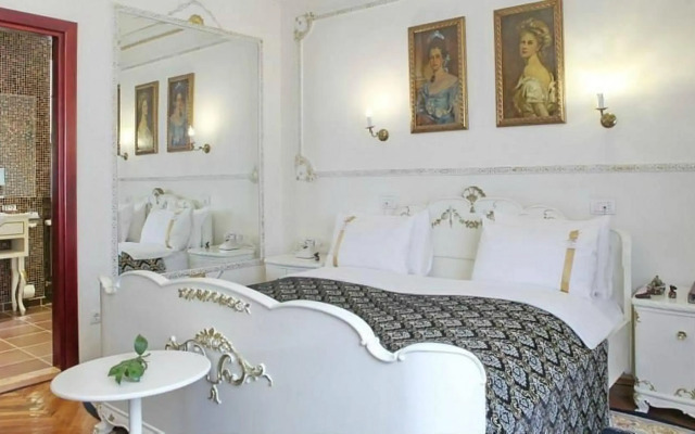 Queen's Astoria Design Hotel