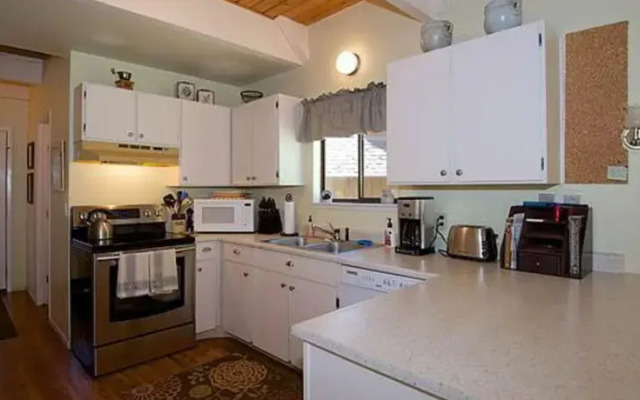 15 Cedar Crest 3 Br townhouse by RedAwning