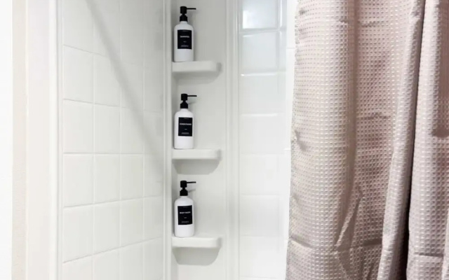Stylish Getaway W Pool GYM Parking 10 Min to Cedar