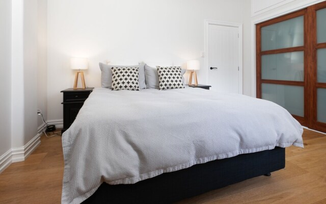 Beautiful Modern Central City Apartment