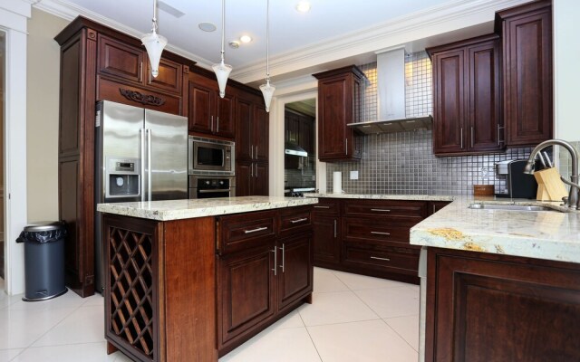 Grand 4 Bedroom Vacation House near Vancouver Downtown