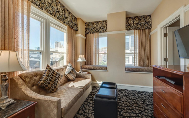 Gaslamp Plaza Suites