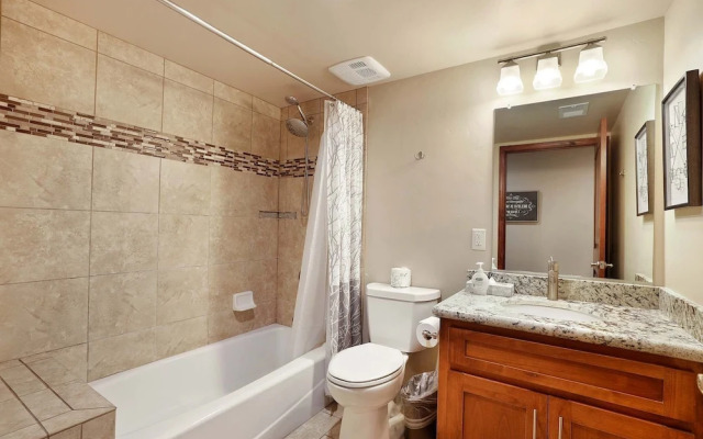 Tahoe Woods Villa - Walk to Beach and Gondola/ Heavenly Ski