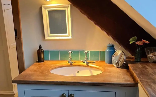 15th Century 6-bed Farmhouse, Sleeps 11, Pets Ok