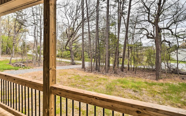 Asheville Area Hideaway w/ Hot Tub + Deck!