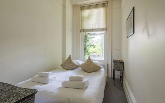 Lovely Chelsea Home Near The Thames by Underthedoormat