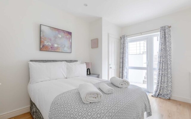 Beautifully Presented 2BD Flat W/patio- Kensington