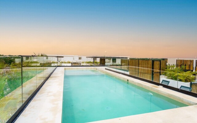 Luminous Private Pool Condo & Communal Rooftop Pool Lounge