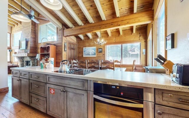 Rainbow Villas 1 Charming Boutique complex, Dual Master Suites, Forest Mountain Views by RedAwning