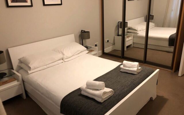 Modern and Stylish Apartment by Grand Canal