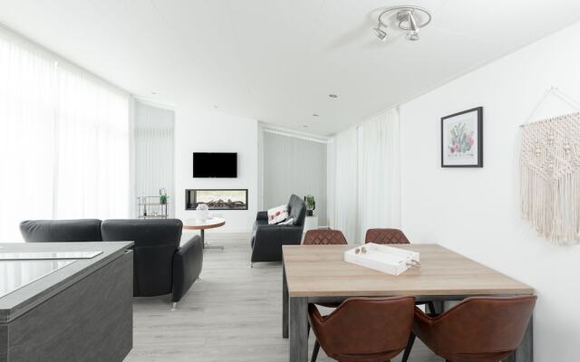 Chalet with Fireplace near Oosterschelde